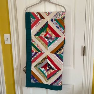 Preowned quilt in like new condition.